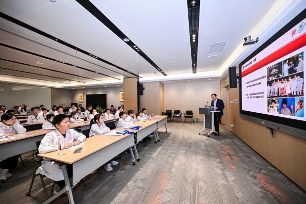展鹏配资 探“断肢再植摇篮”奥秘！市六医院开放日带青少年见证显微匠心传奇